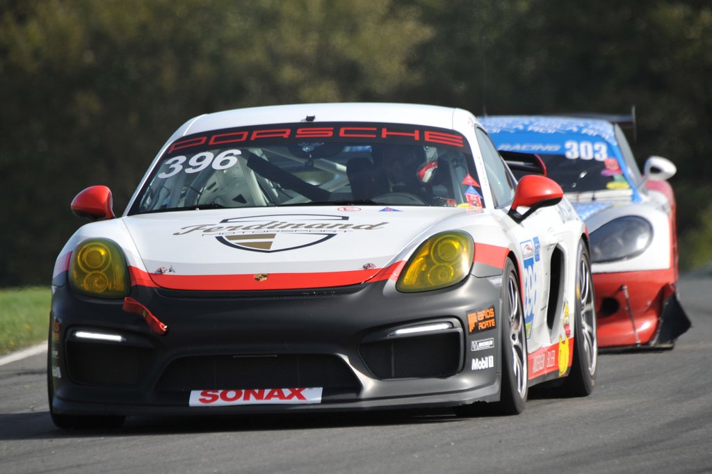 Ferdinand Motorsports Porsche Cayman og Rola Racings Ginetta G55 kæmpede stort set fra start til slut i søndagens løb i Danish Endurance Championship
(Foto: Morten Alstrup)
